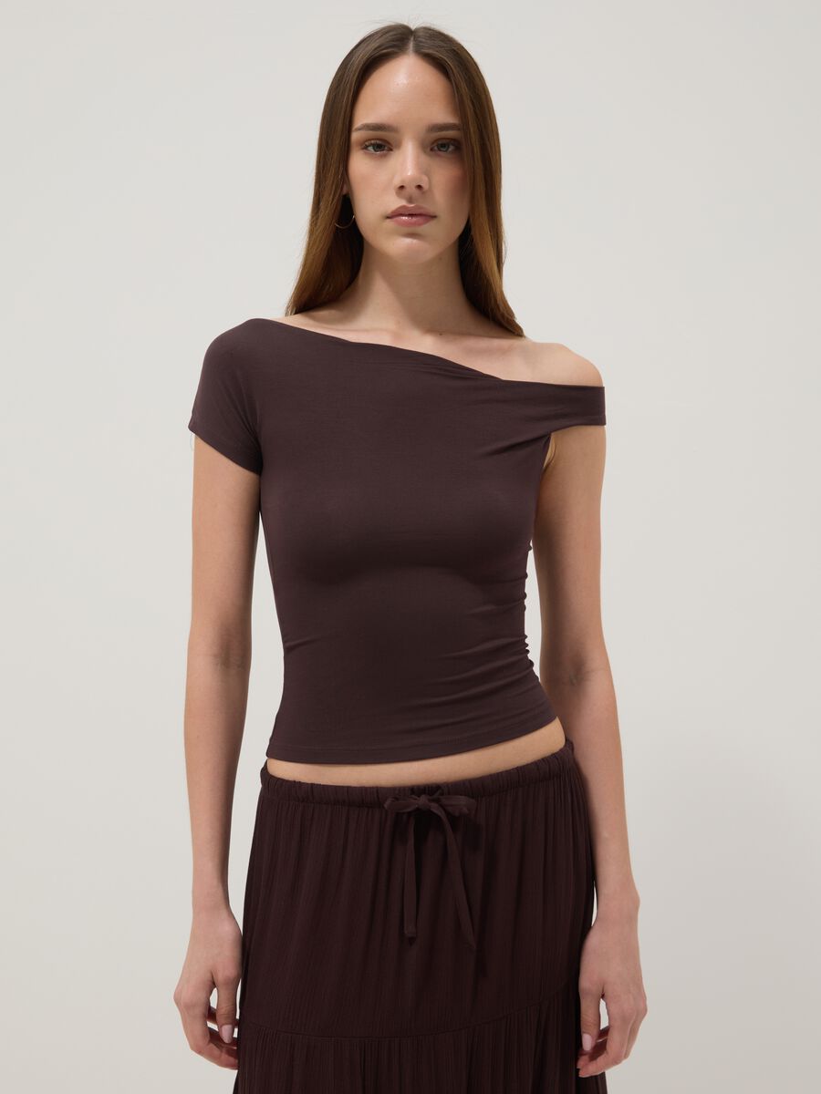 Braunes T-Shirt aus elastischer Viskose mit Carmen-Ausschnitt_1