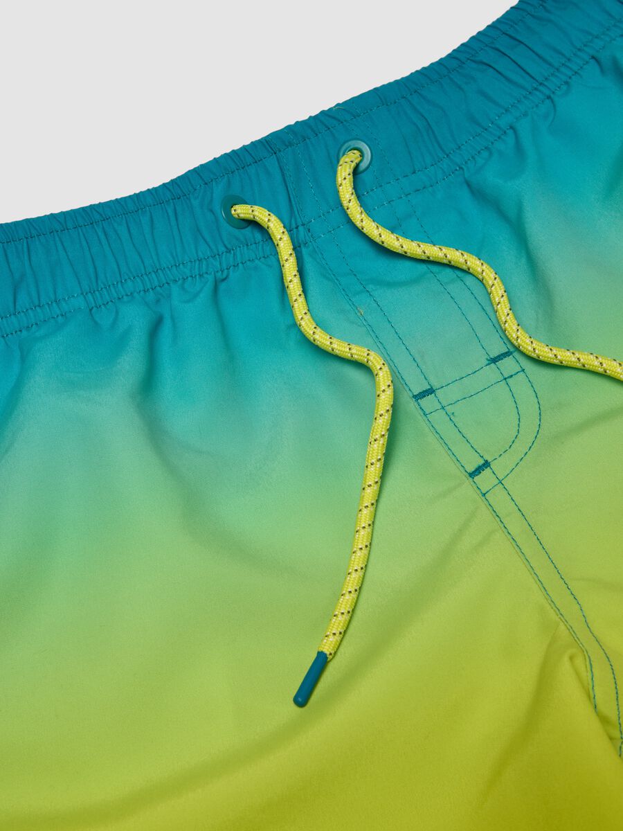 Short de bain gar&ccedil;on multicolore avec d&eacute;grad&eacute;_2