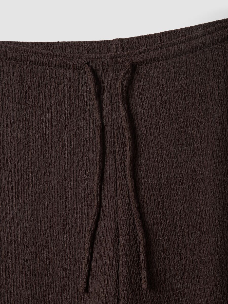 Braune Wide-Leg-Hose aus Stretchstoff mit Crinkle-Textur_1