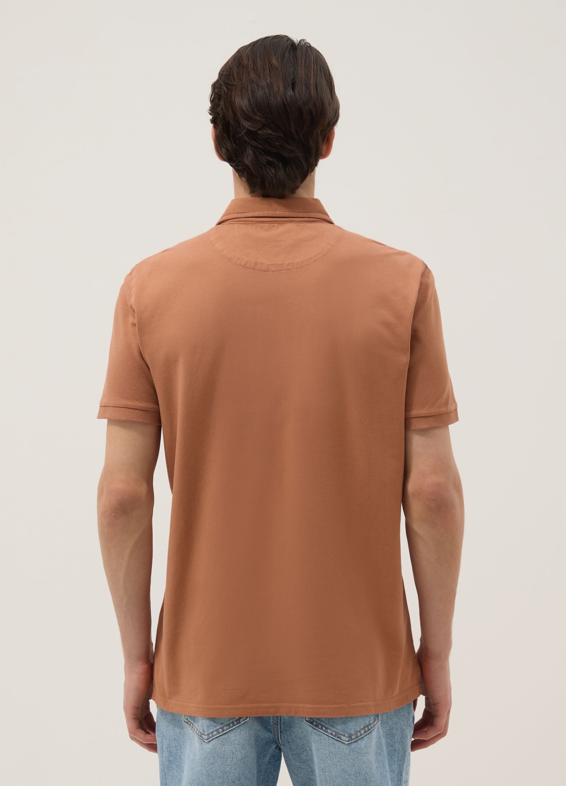 Polo castanho em algod&atilde;o puro de manga curta slim fit