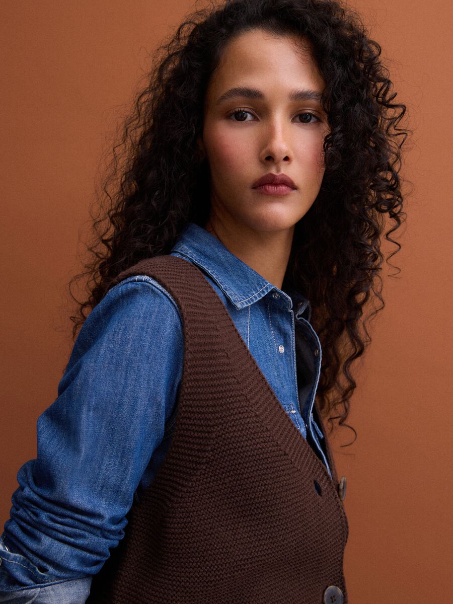 Gilet marrone in misto lana con scollo profondo a V regular fit_2