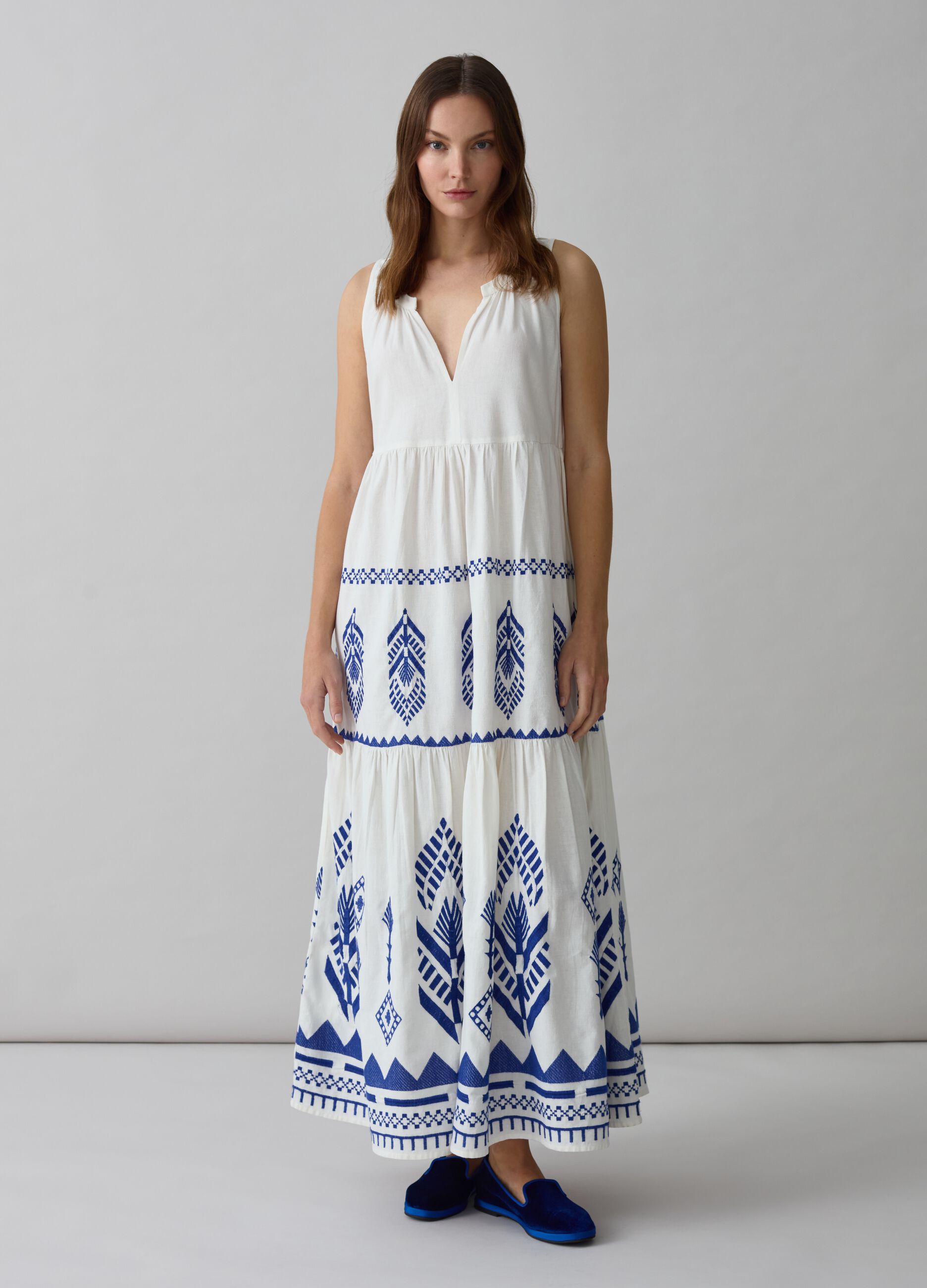 Long sleeveless dress with ethnic embroidery