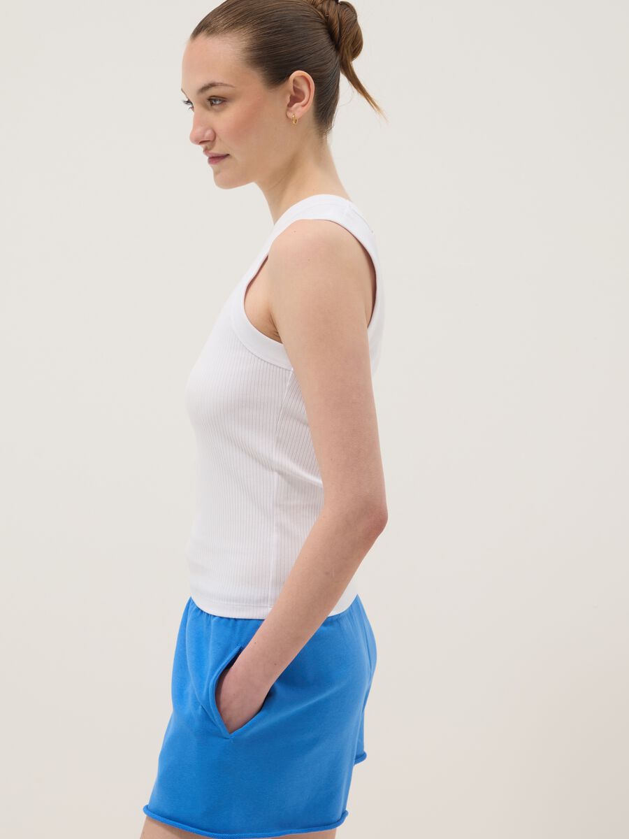 Wei&szlig;es, figurbetontes Tanktop aus gerippter Stretch-Baumwolle_1