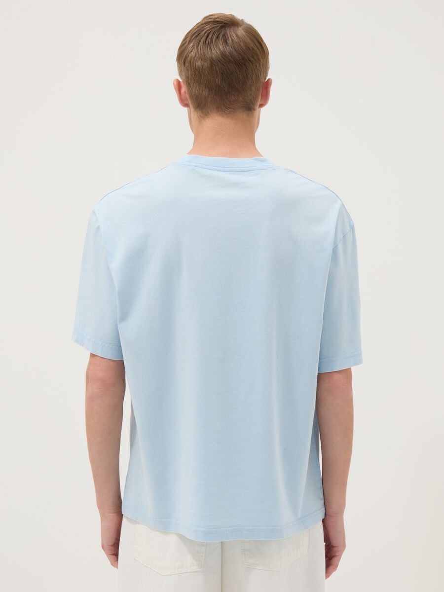 T-shirt azul-claro em algod&atilde;o puro com bolso no peito, corte regular_3