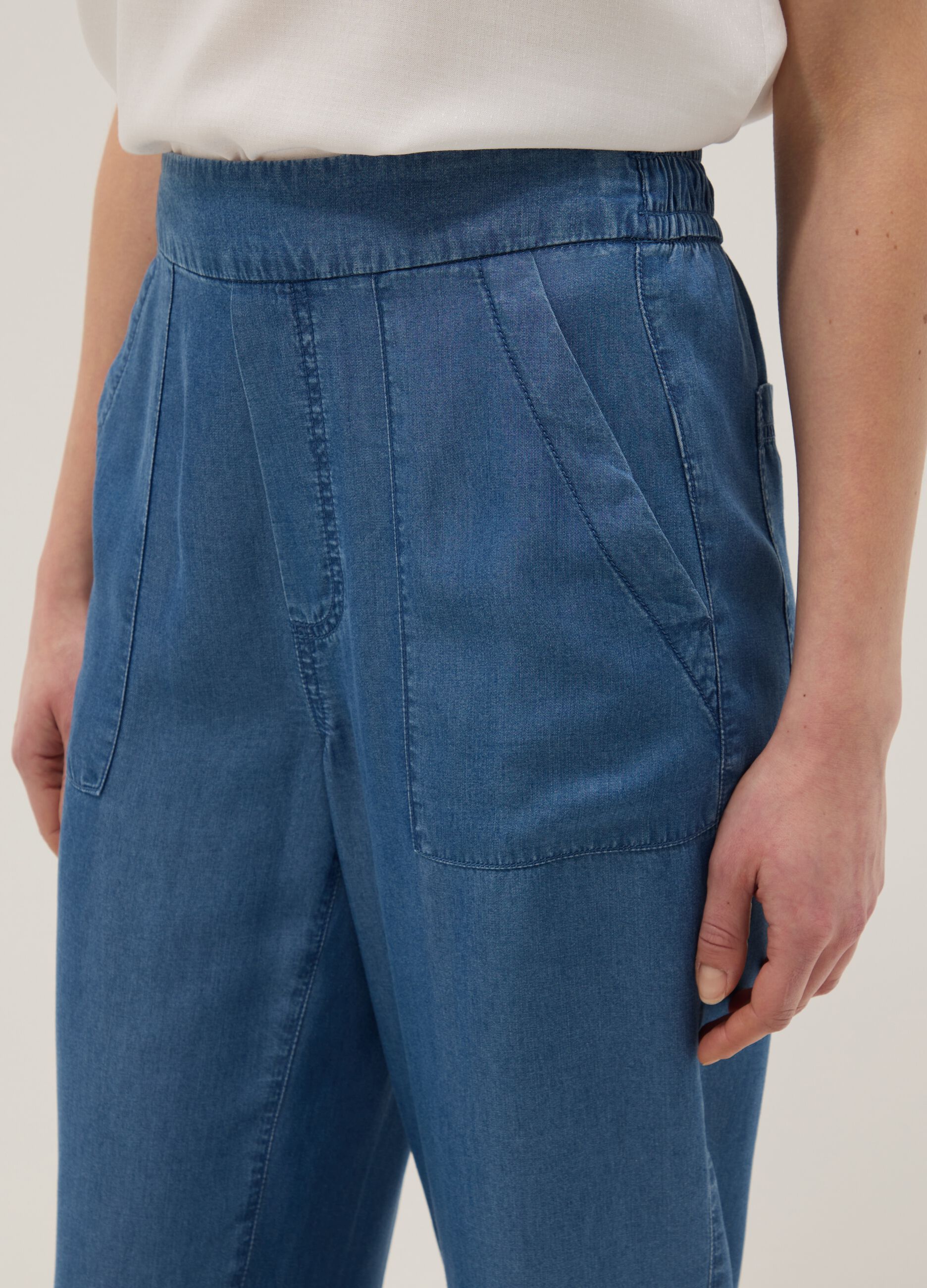 Light blue denim jeans in 100% lyocell with elasticated waist, relaxed fit