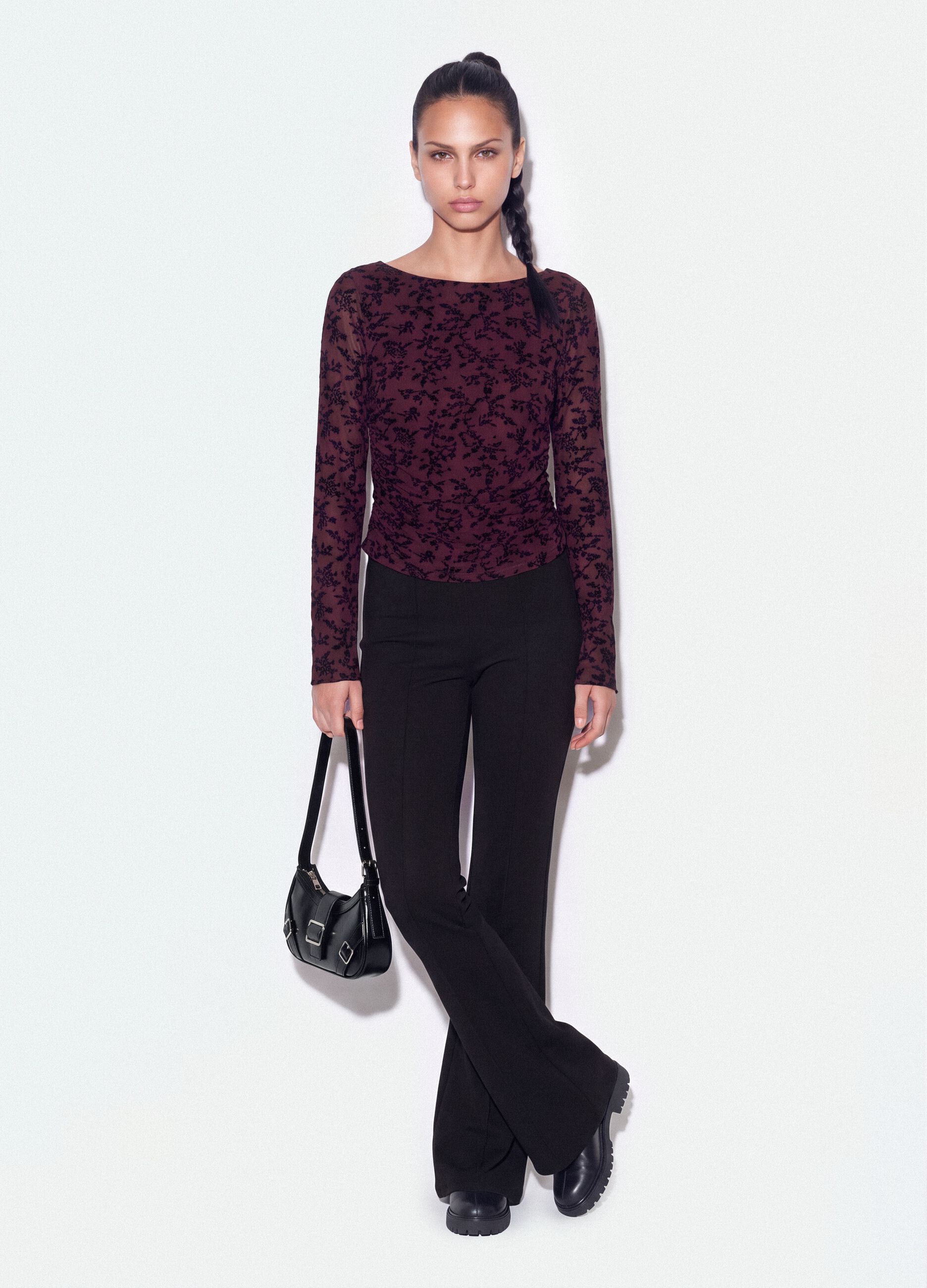 Violettes Stretch-T-Shirt mit beflocktem Blumenmotiv