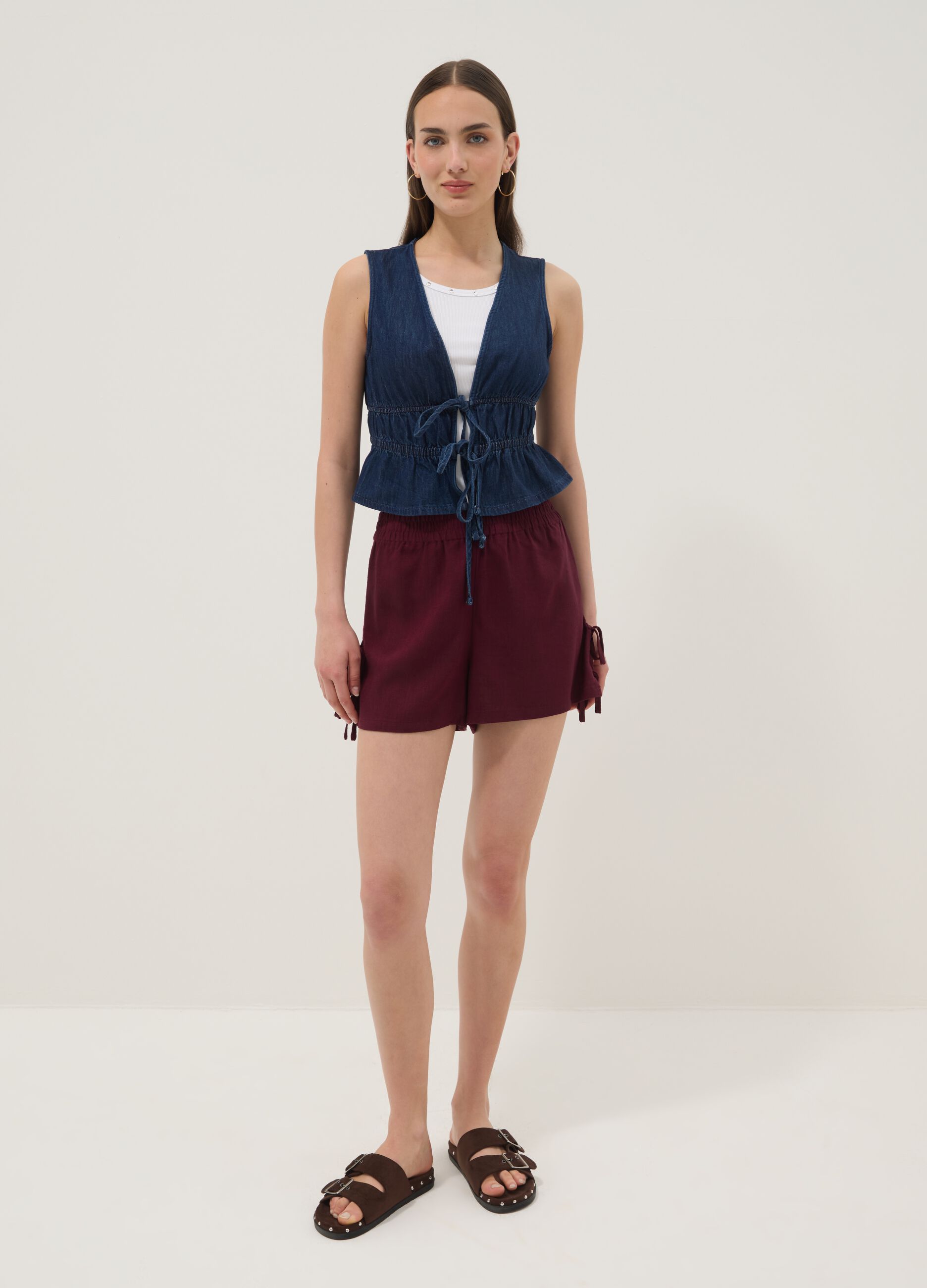 Burgundy viscose-linen blend shorts with elasticated waistband, regular fit