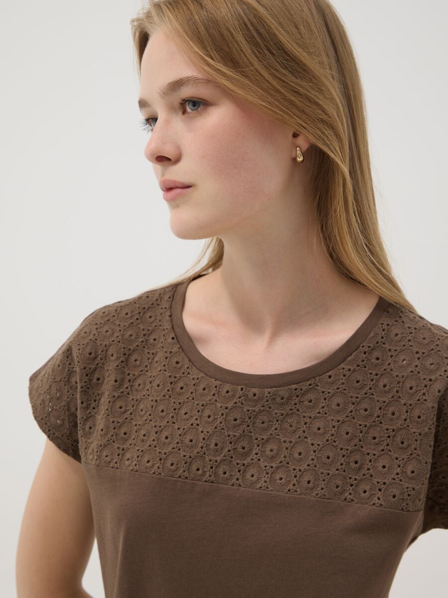 Brown pure cotton T-shirt with broderie anglaise insert_3