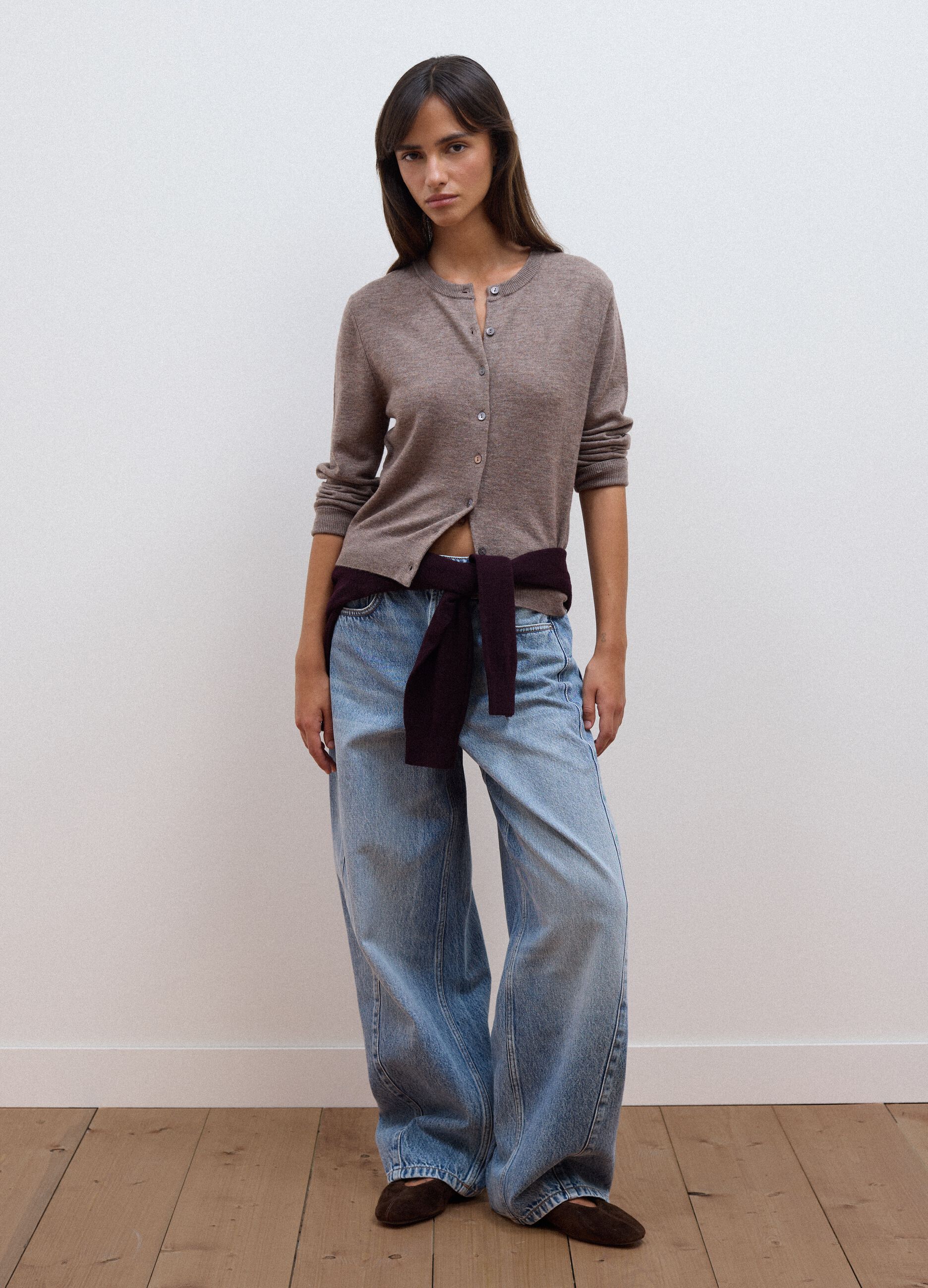 Cardigan grigio in pura lana con girocollo e bottoni regular fit