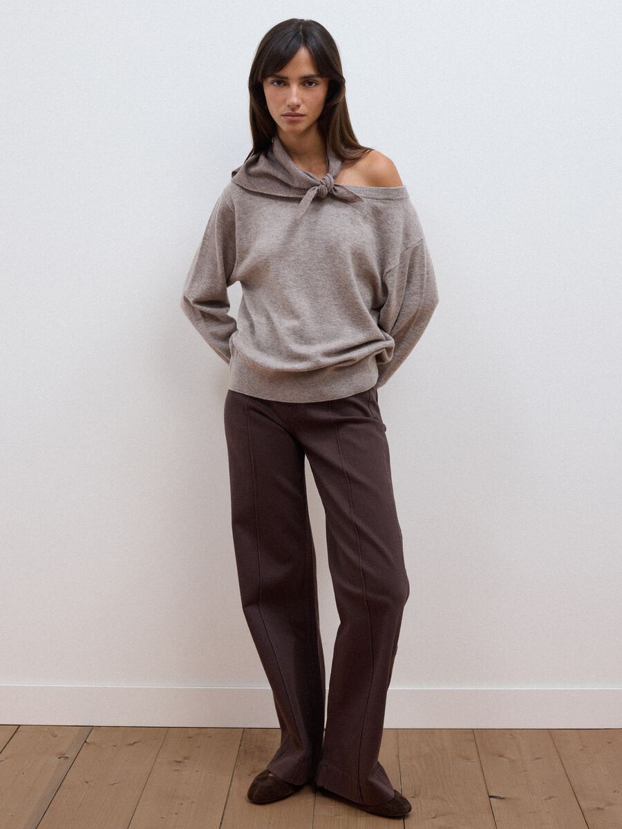 Maglia grigia in pura lana con scollo a barchetta_2