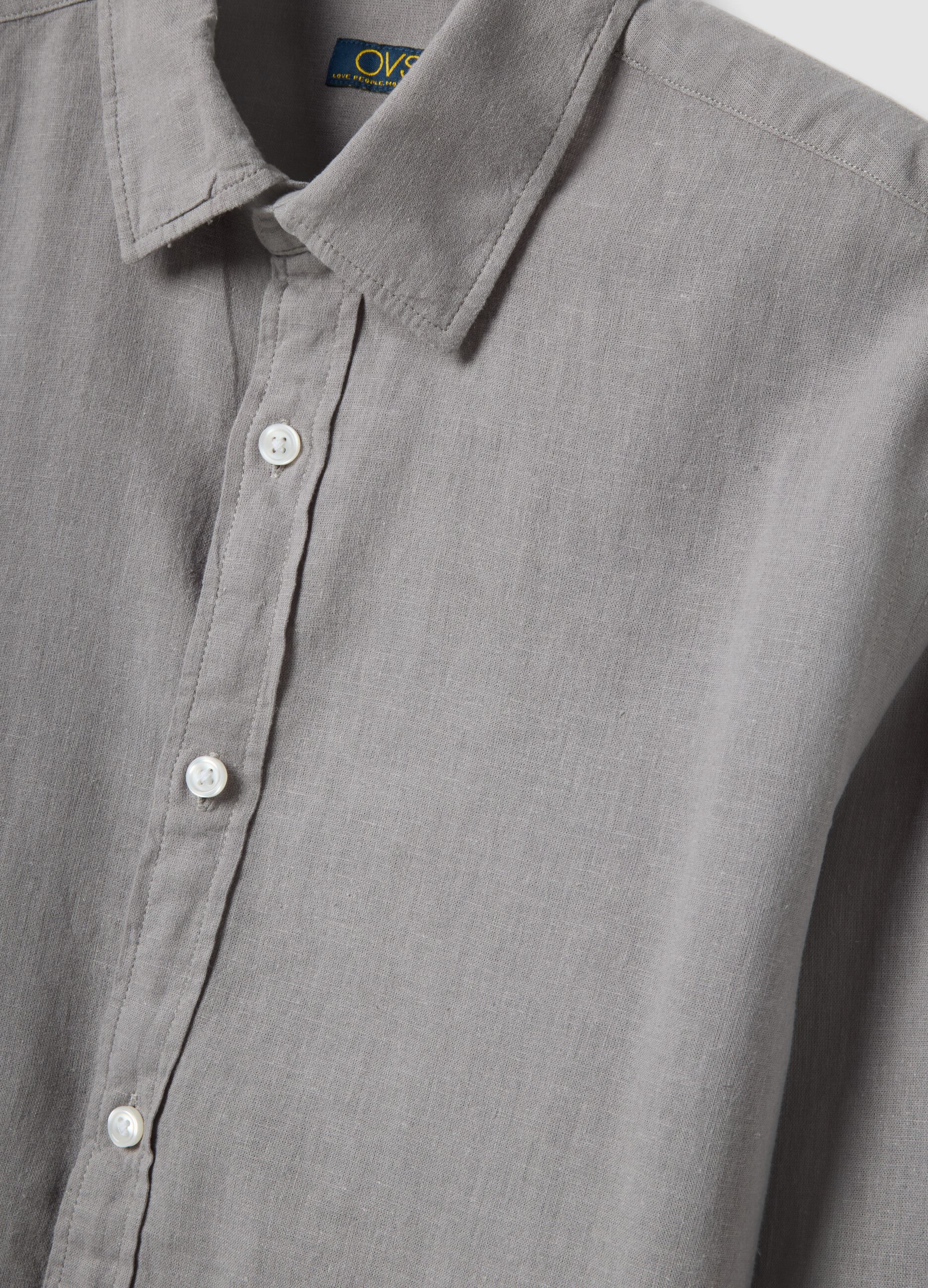 Camisa gris de mezcla de lino y algod&oacute;n con corte regular