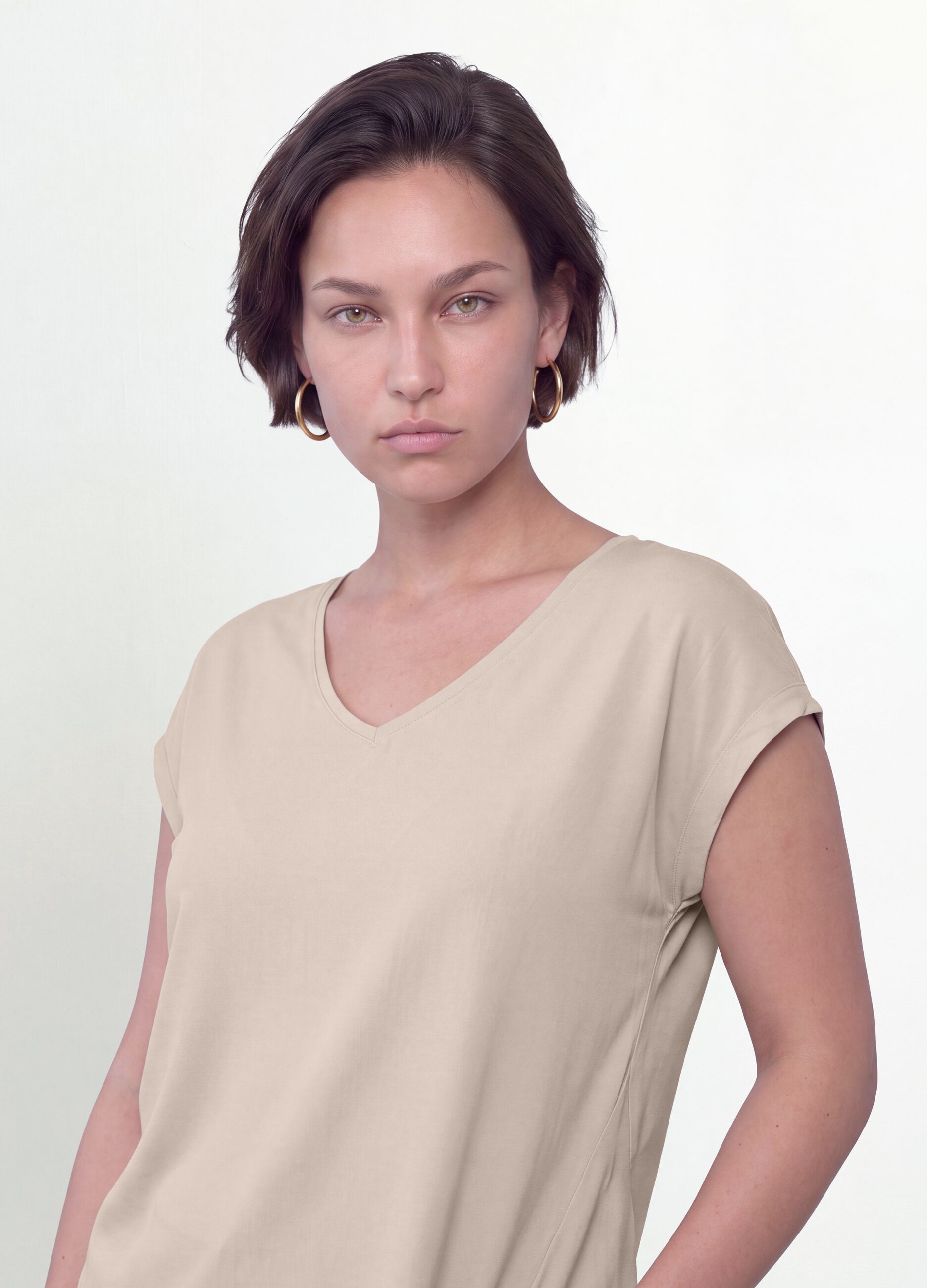 T-shirt beige en pure viscose &agrave; col V, coupe regular