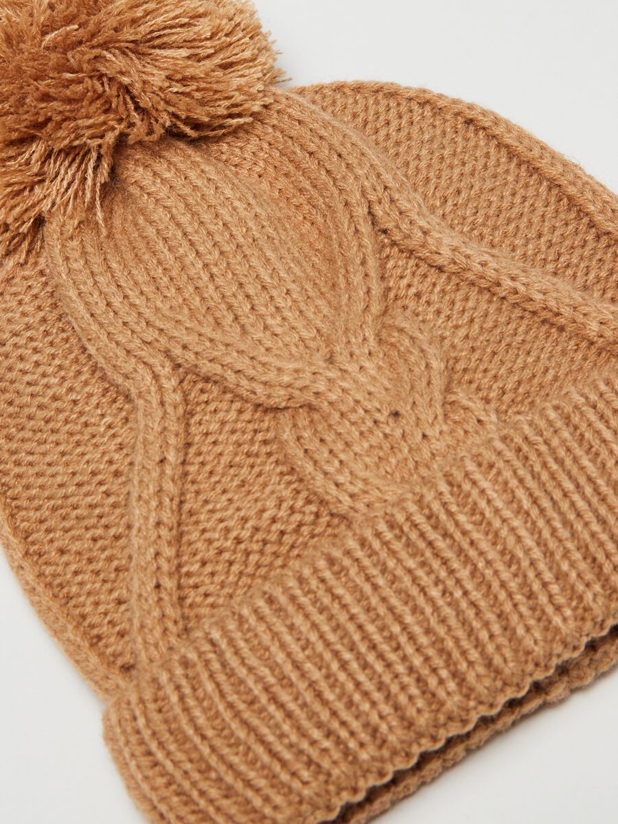 Knitted hat with pompom_1