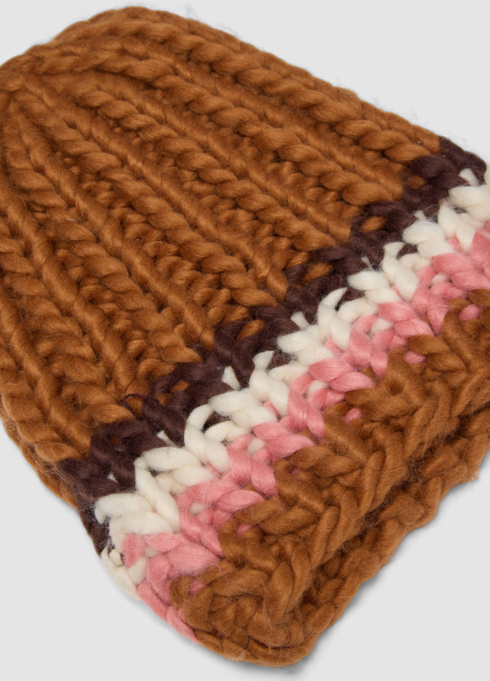 Cappello marrone in maglia con motivo a righe