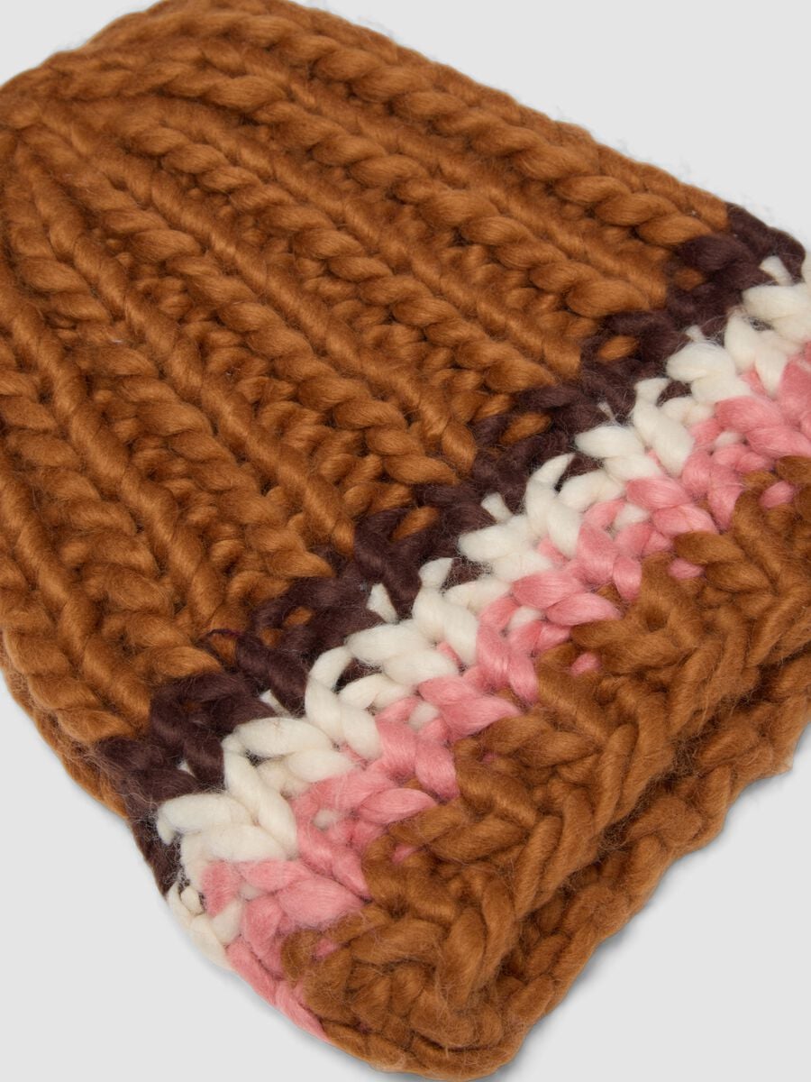 Cappello marrone in maglia con motivo a righe_1
