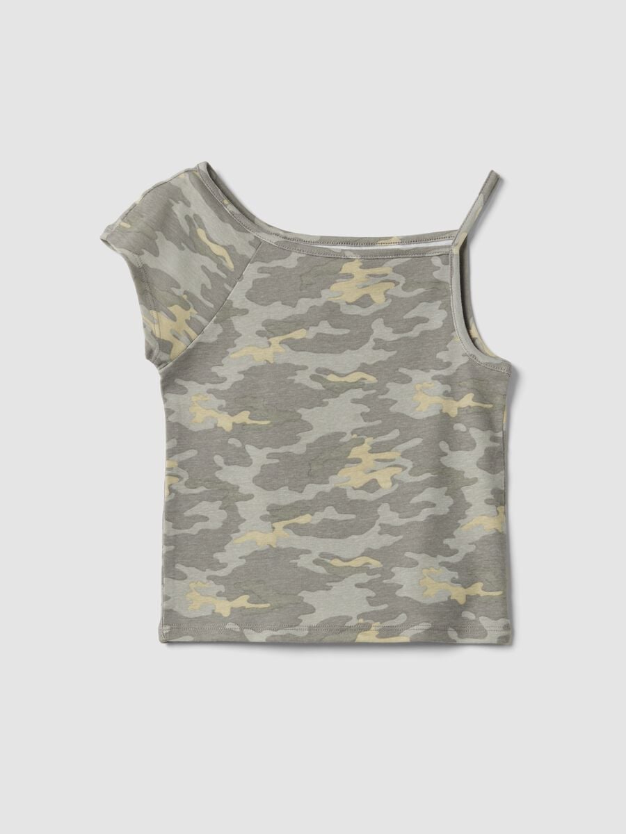 Camiseta gris de mezcla de algod&oacute;n con estampado camouflage y un solo hombro_3