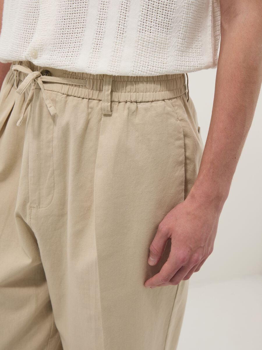 Pantal&oacute;n beige de mezcla de lino y algod&oacute;n con cintura el&aacute;stica_4