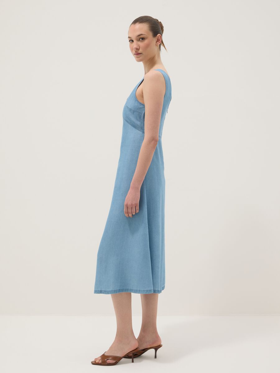 Hellblaues Denim-Midikleid aus 100 % Lyocell, &auml;rmellos_0
