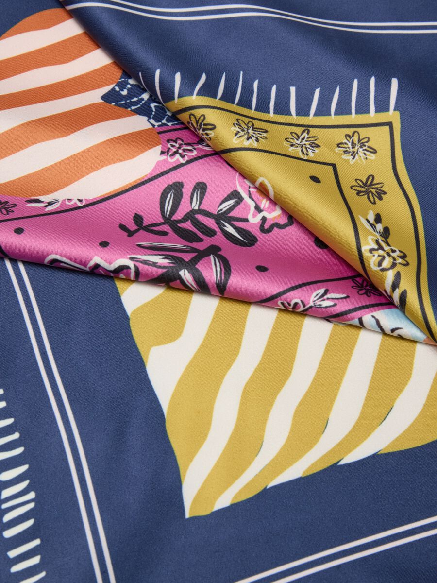 Blaues Tuch mit Multicolor-Muster_2