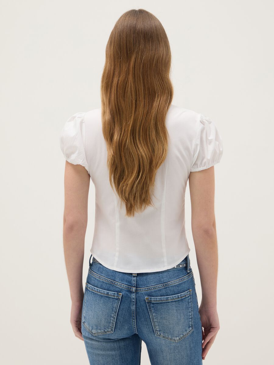 Wei&szlig;e, regul&auml;r geschnittene Kurzarmbluse aus Stretch-Baumwolle_2