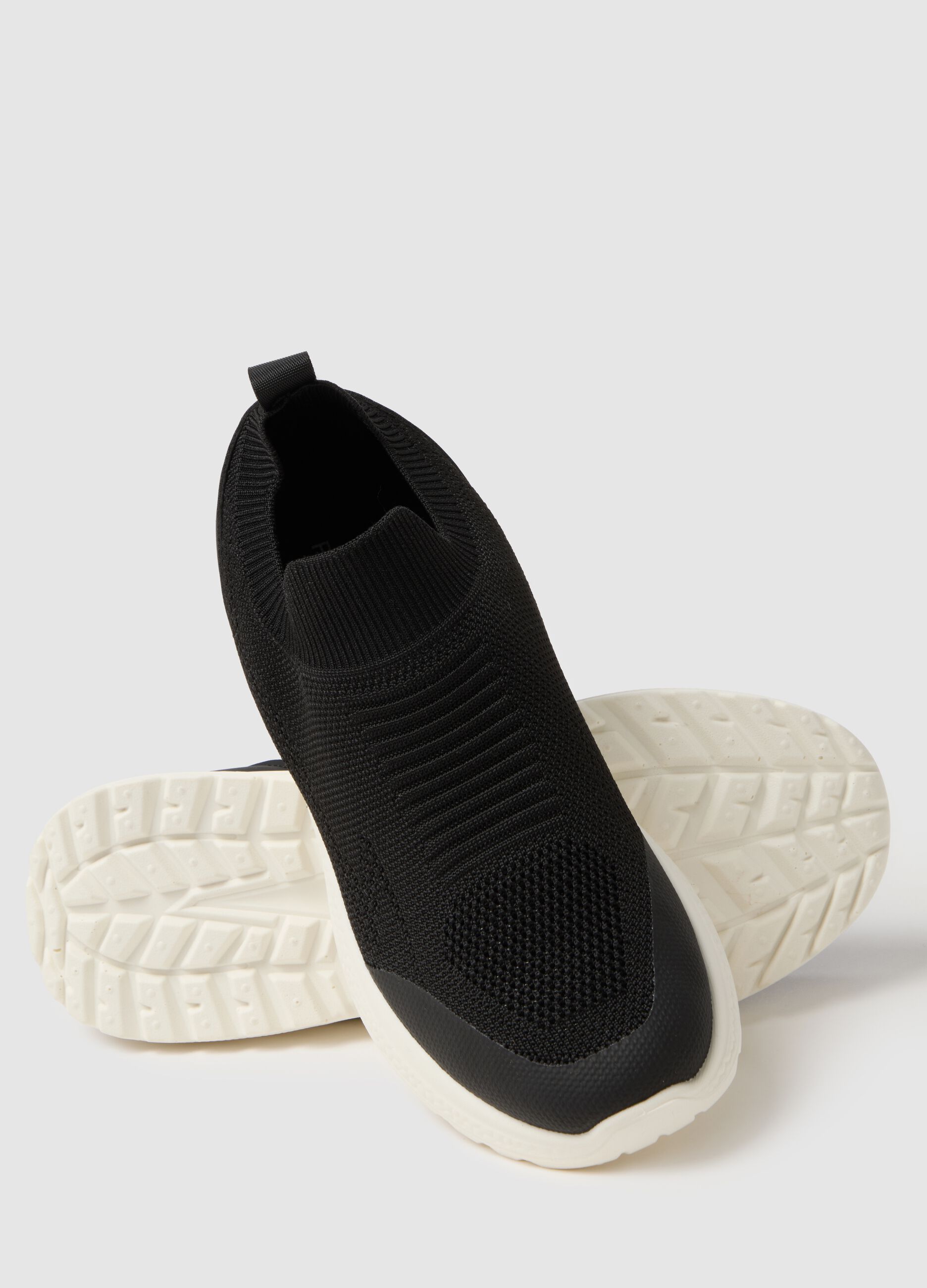 T&eacute;nis pretos regular fit com sola branca robusta