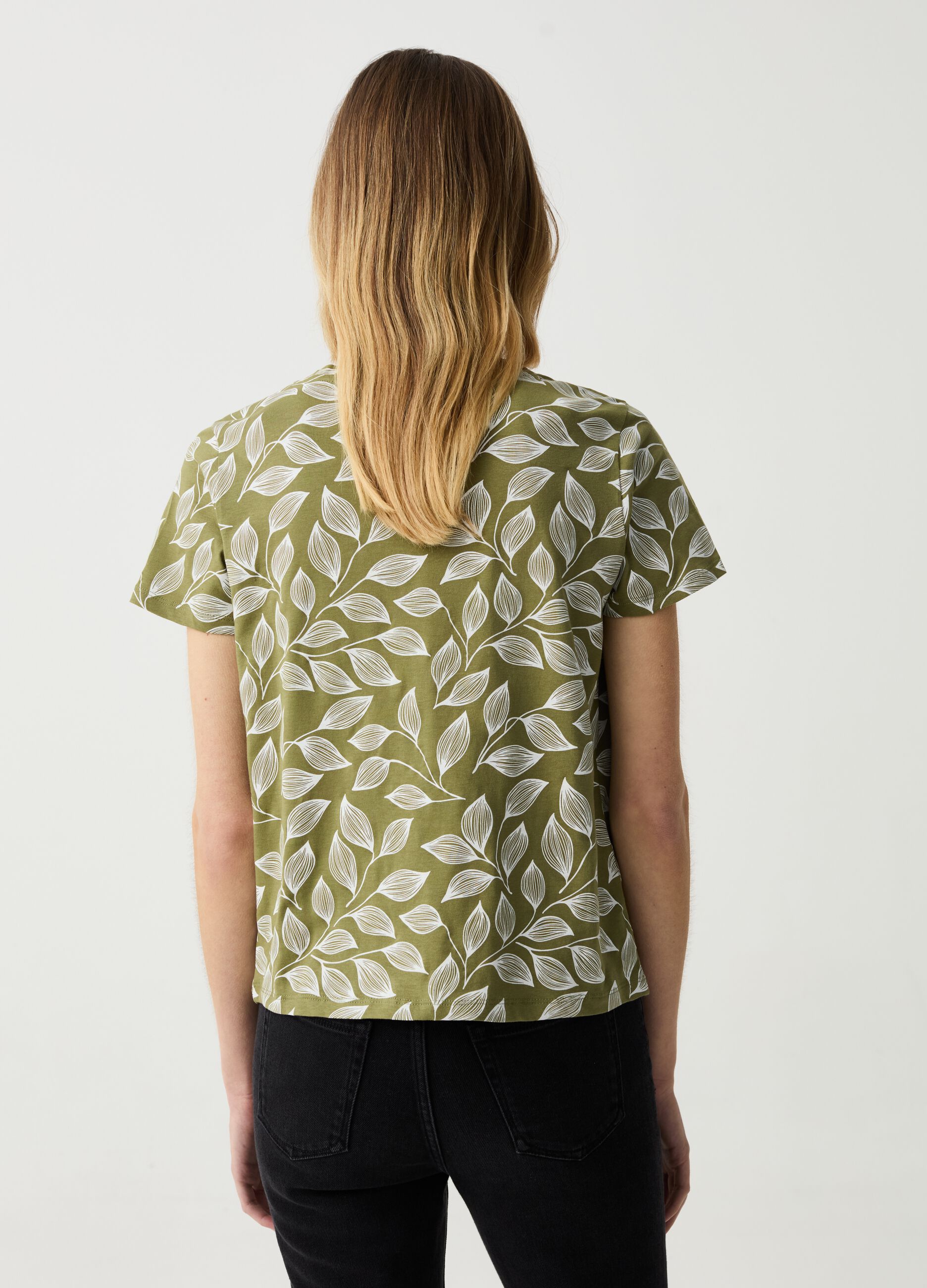 T-shirt in cotton with foliage print