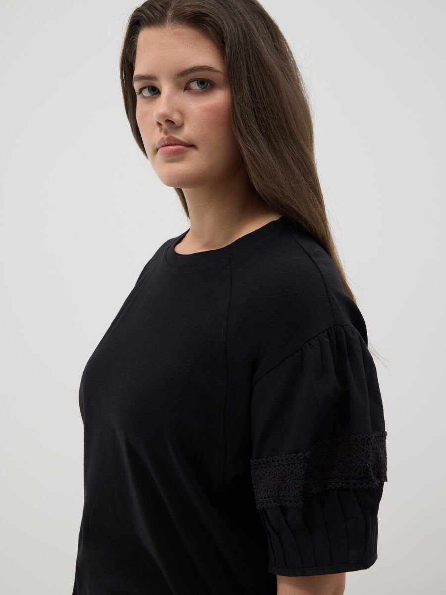 Schwarzes T-Shirt in regul&auml;rer Passform aus reinem Baumwolle_0