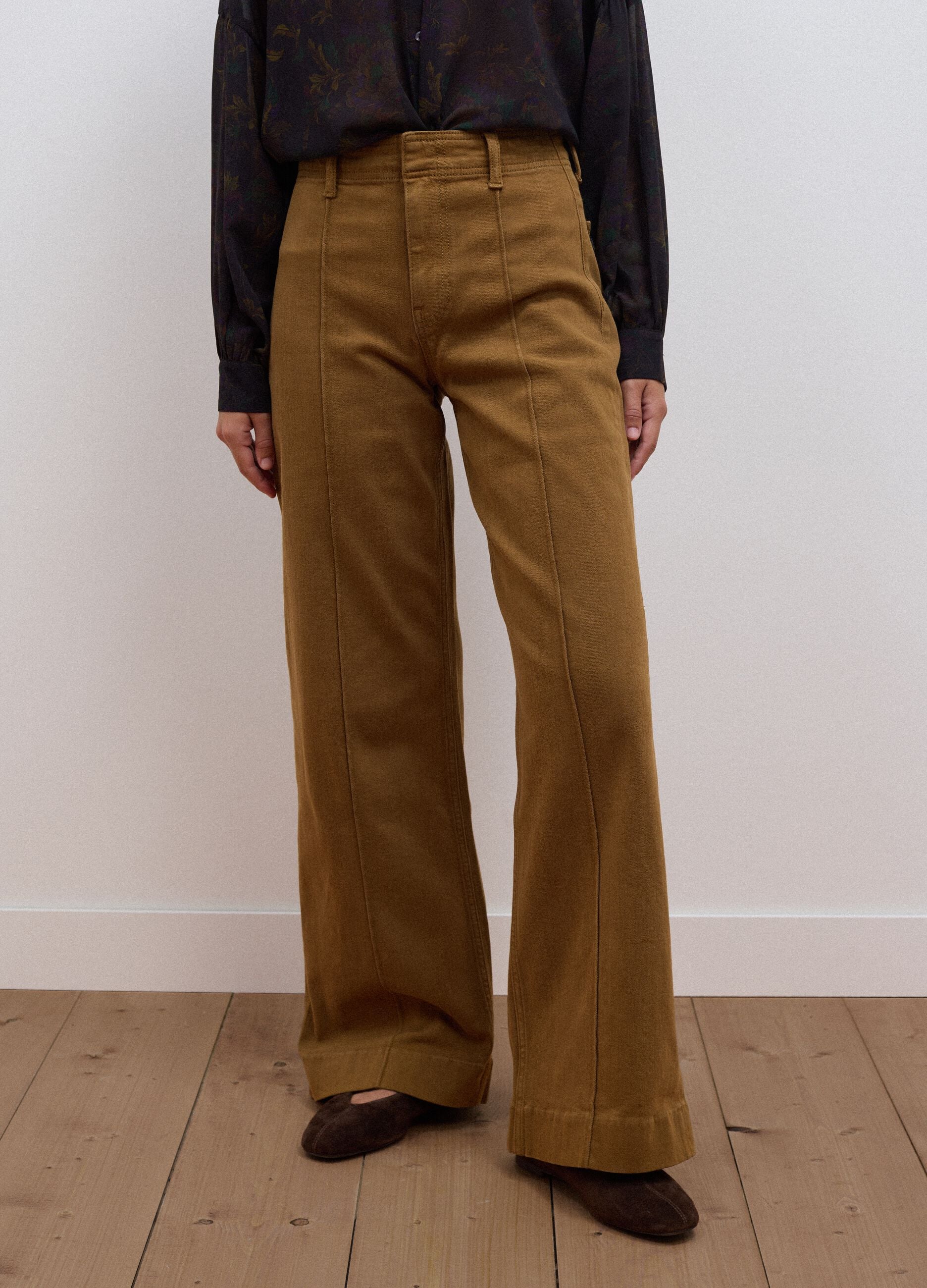 Jeans marroni wide leg in twill di cotone elasticizzato
