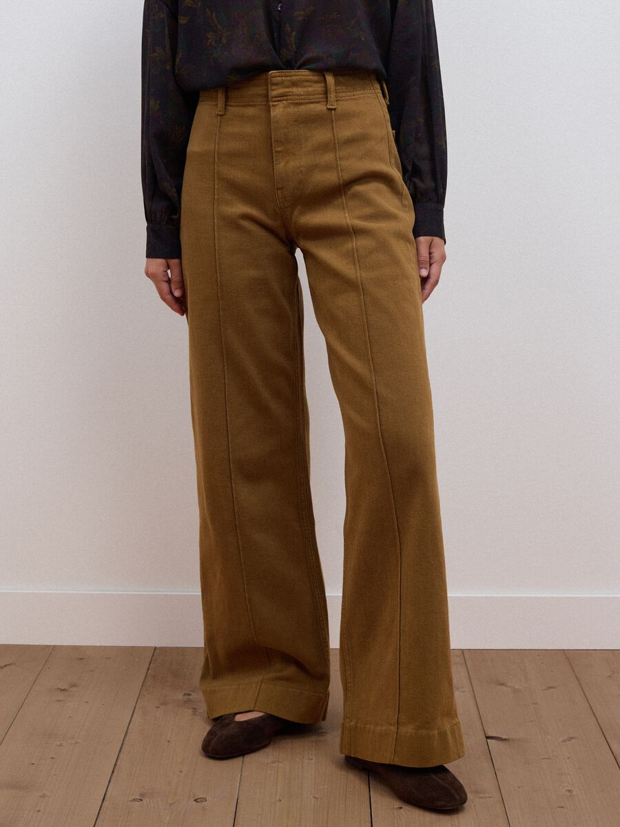 Jeans marroni wide leg in twill di cotone elasticizzato_1