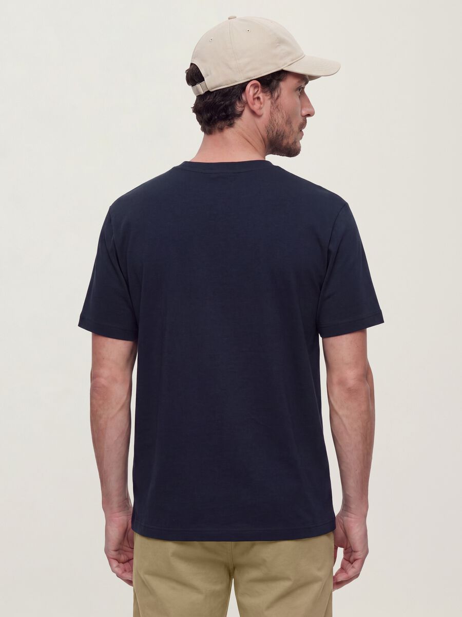 &Mu;&pi;&lambda;&epsilon; &alpha;&nu;&delta;&rho;&iota;&kappa;ό T-shirt &alpha;&pi;ό 100% &beta;&alpha;&mu;&beta;ά&kappa;&iota; &mu;&epsilon; &kappa;&omicron;&nu;&tau;ό &mu;&alpha;&nu;ί&kappa;&iota;, regular fit_3