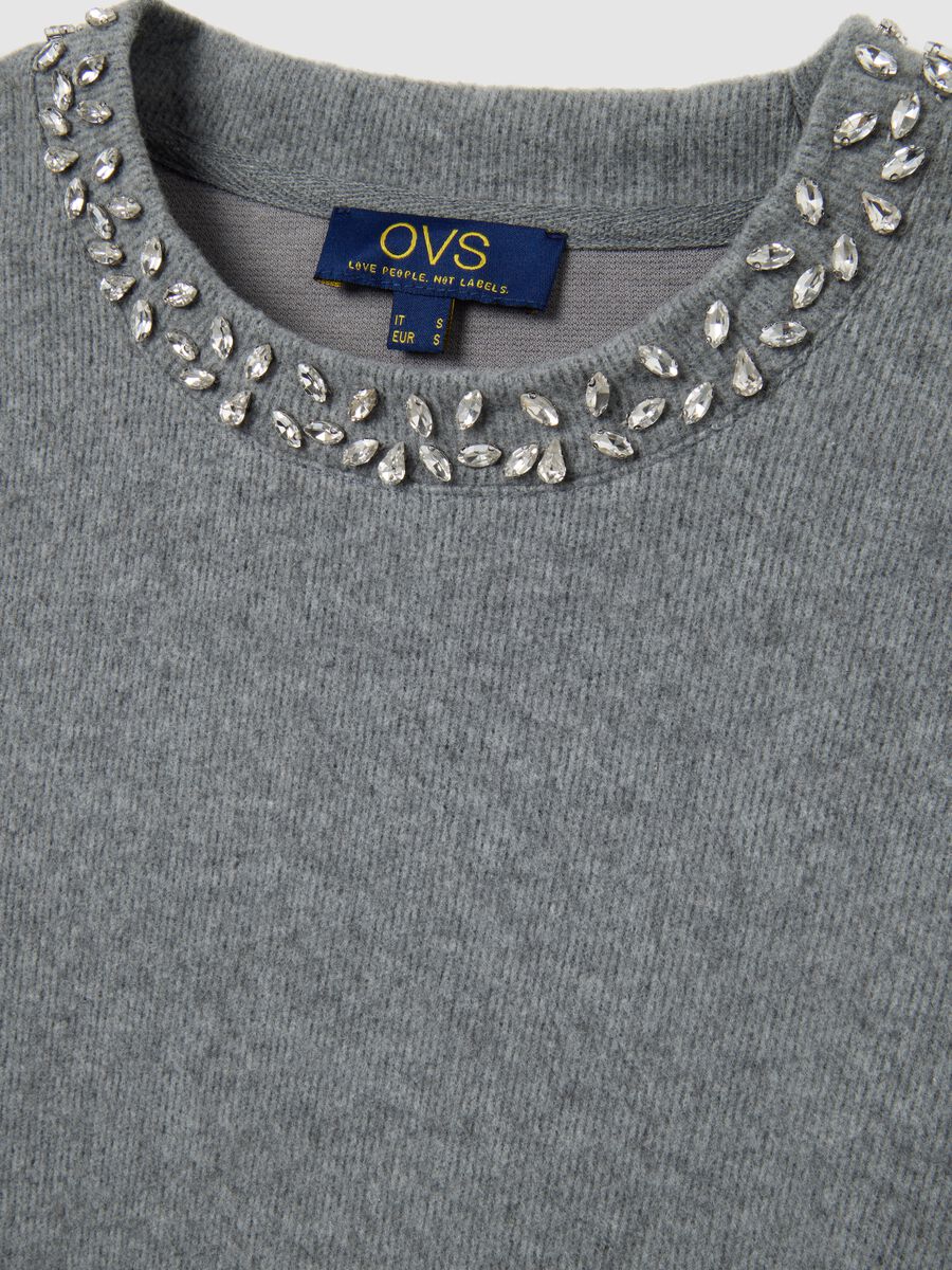 Grey cotton-blend jumper with decorated neckline in regular fit_5