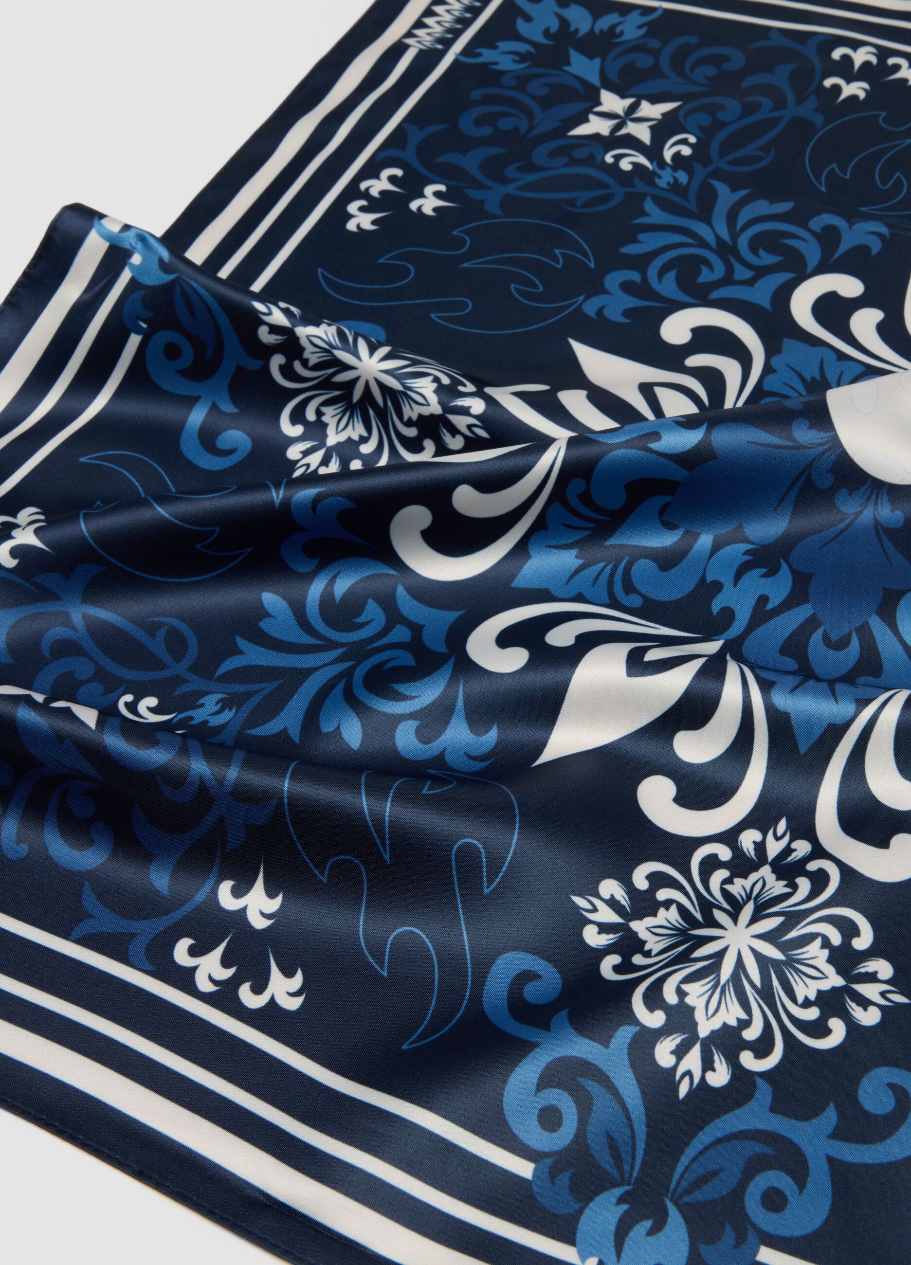 Len&ccedil;o azul com estampado ornamental