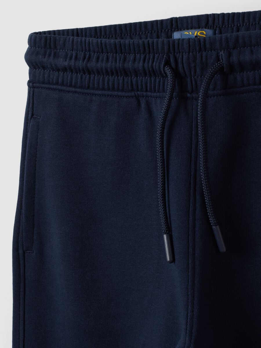 &Mu;&pi;&lambda;&epsilon; &nu;&alpha;&upsilon;&tau;&iota;&kappa;ό &pi;&alpha;&nu;&tau;&epsilon;&lambda;ό&nu;&iota; &phi;ό&rho;&mu;&alpha;&sigmaf; (jogger) &alpha;&pi;ό &mu;&epsilon;ί&gamma;&mu;&alpha; &beta;&alpha;&mu;&beta;&alpha;&kappa;&iota;&omicron;ύ &kappa;&alpha;&iota; &beta;&iota;&sigma;&kappa;ό&zeta;&eta;&sigmaf; &mu;&epsilon; &alpha;&nu;&tau;ί&theta;&epsilon;&sigma;&eta; &sigma;&tau;ά&mu;&pi;&alpha; &gamma;&iota;&alpha; &alpha;&gamma;ό&rho;&iota;_2