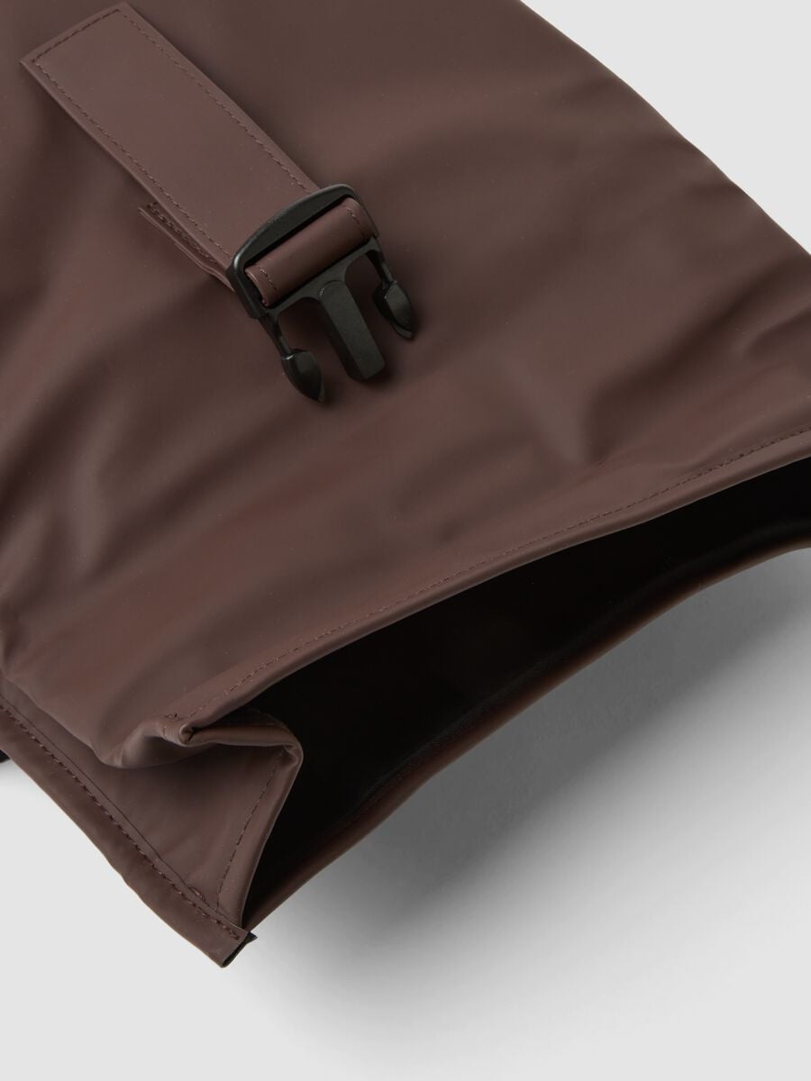 Mochila castanha com fecho roll-top e fecho de correr frontal_1