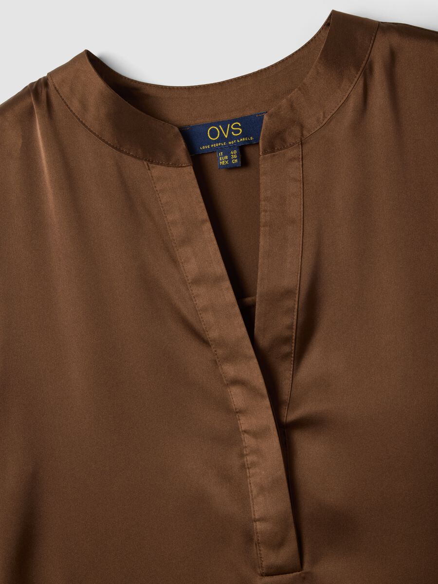 Camicia marrone in tessuto elasticizzato con collo coreano_5