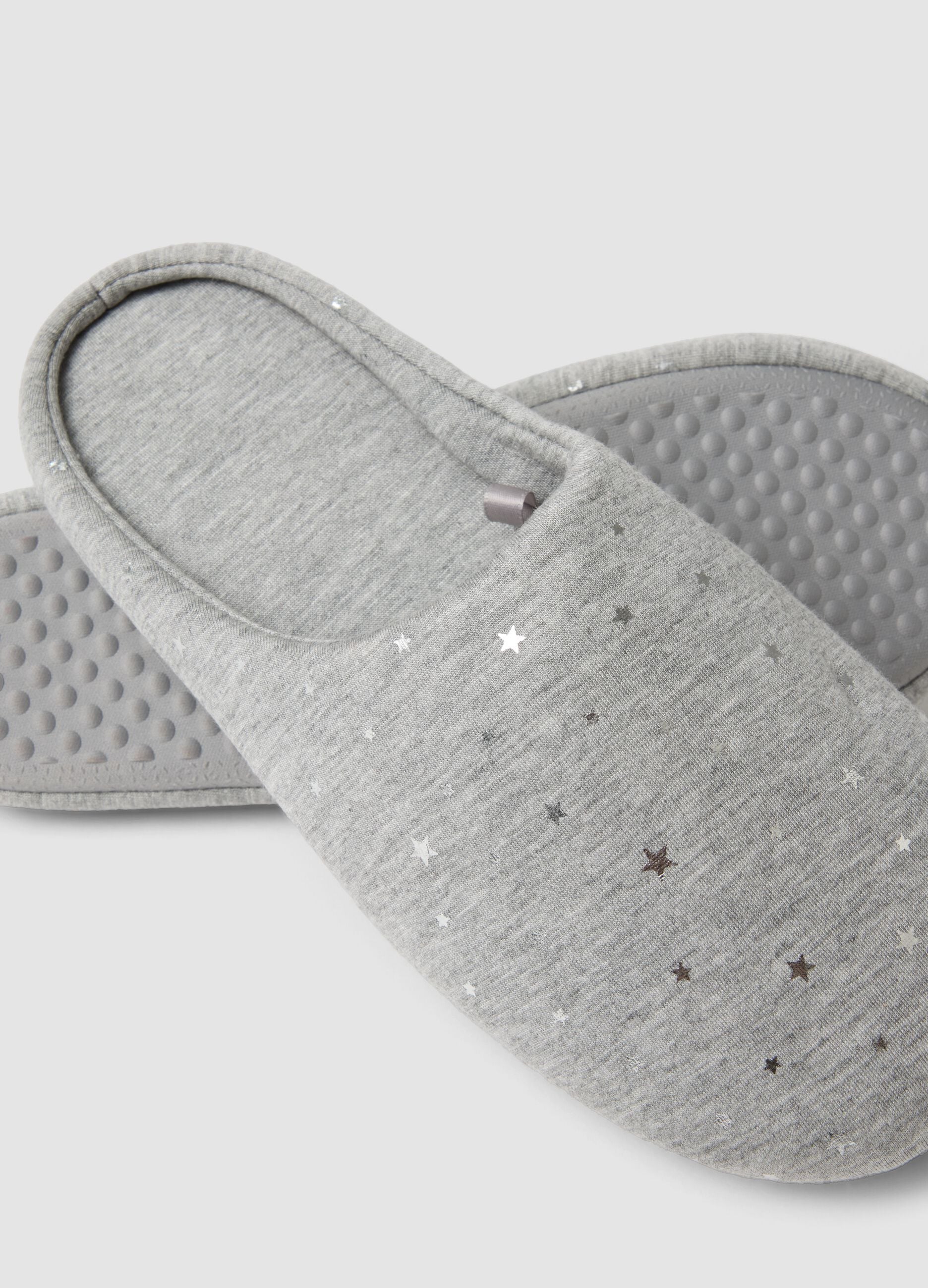 Pantofole grigie con stampa stelle