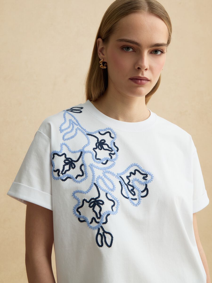 Wei&szlig;e Regular-Fit-T-Shirt aus Baumwollmischung mit Blumenstickerei_0