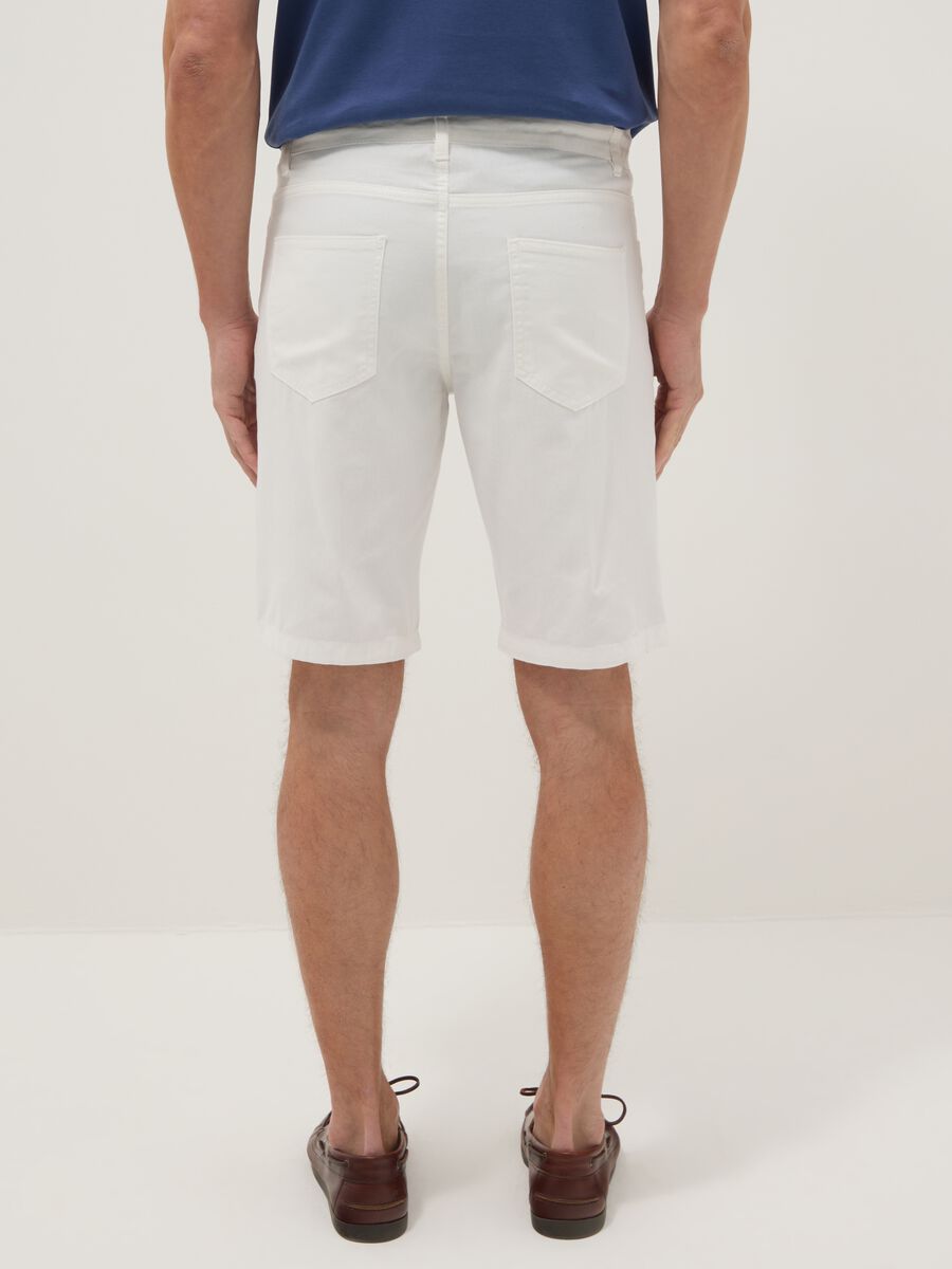 Wei&szlig;e Shorts aus reiner Baumwolle in Regular Fit_2
