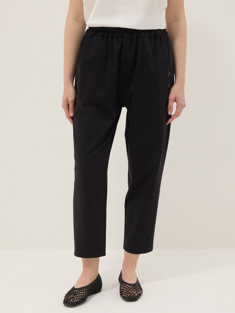 Schwarze Regular-Fit-Hose aus elastischem Baumwollmix mit Kn&ouml;pfen_1