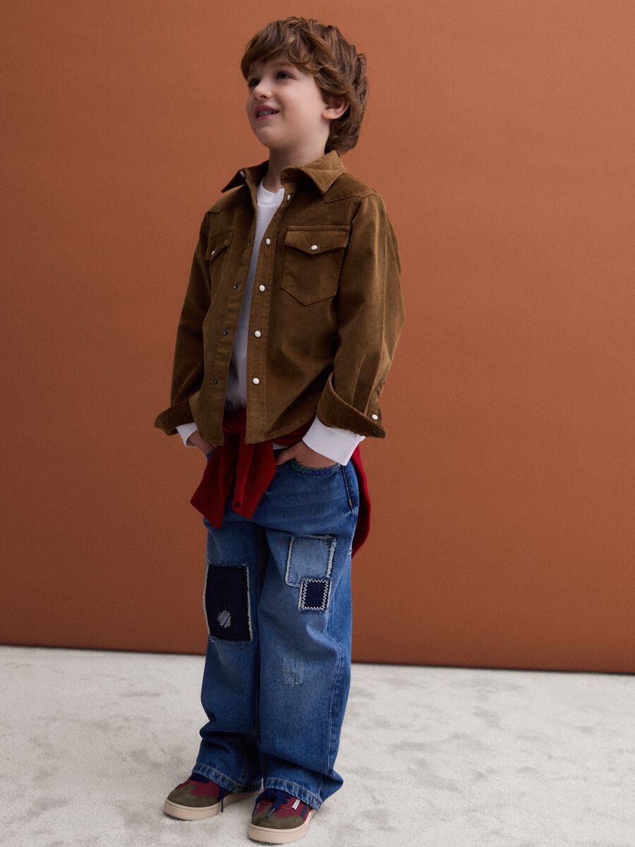 Blaue Denim-Jeans aus reiner Baumwolle, Straight Fit mit Patches f&uuml;r Jungen_1