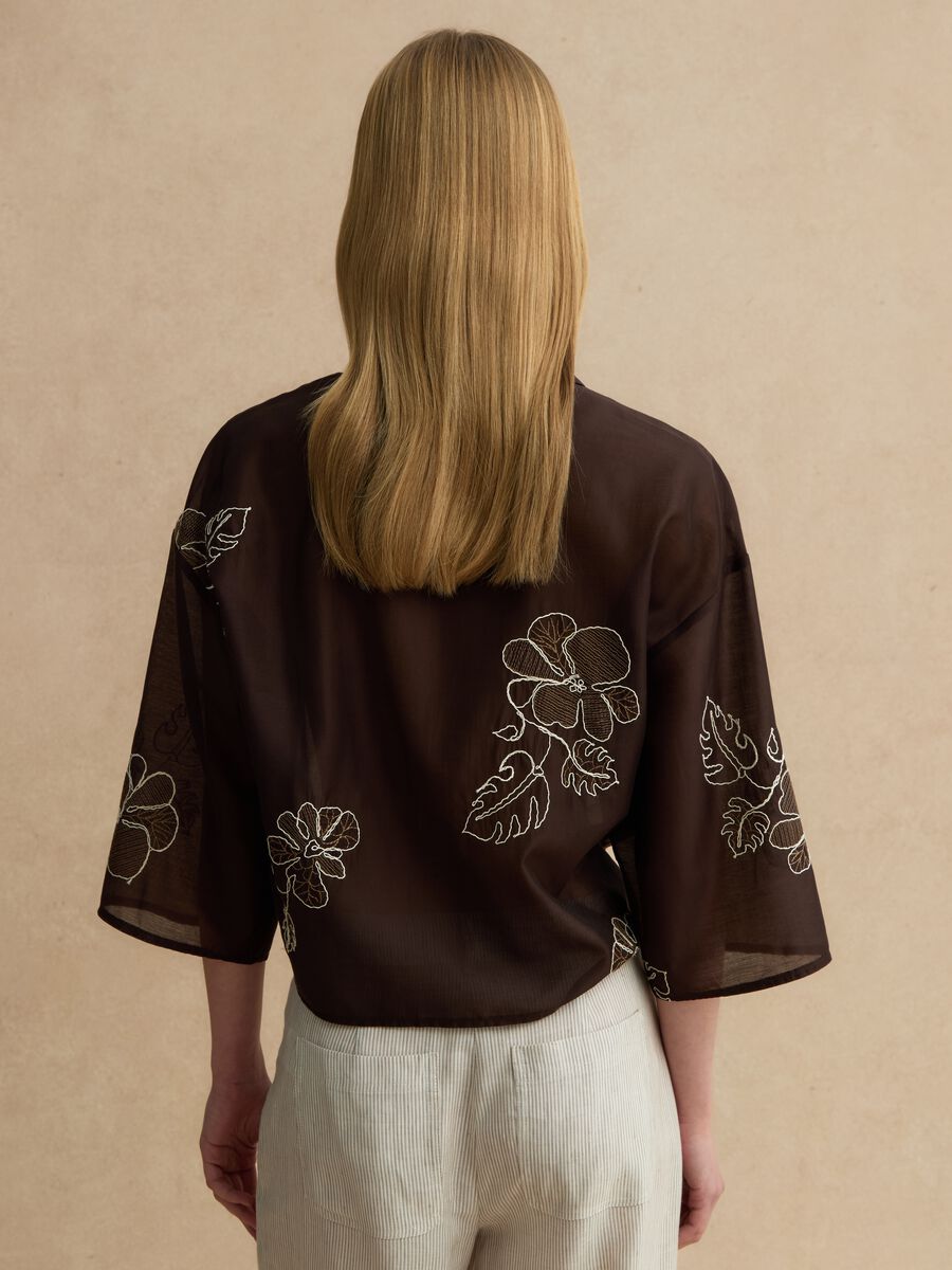 Braunes Lyocell-Mix Hemd mit Blumenstickerei im Regular Fit_3