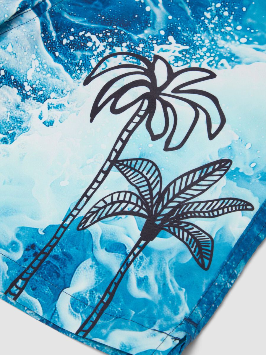 Short de bain bleu gar&ccedil;on imprim&eacute; vagues et palmiers_3