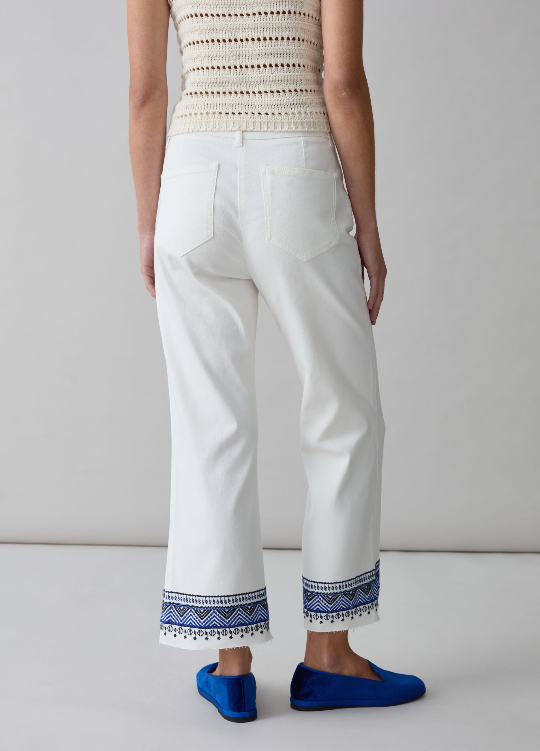 Wide-leg jeans with ethnic embroidery