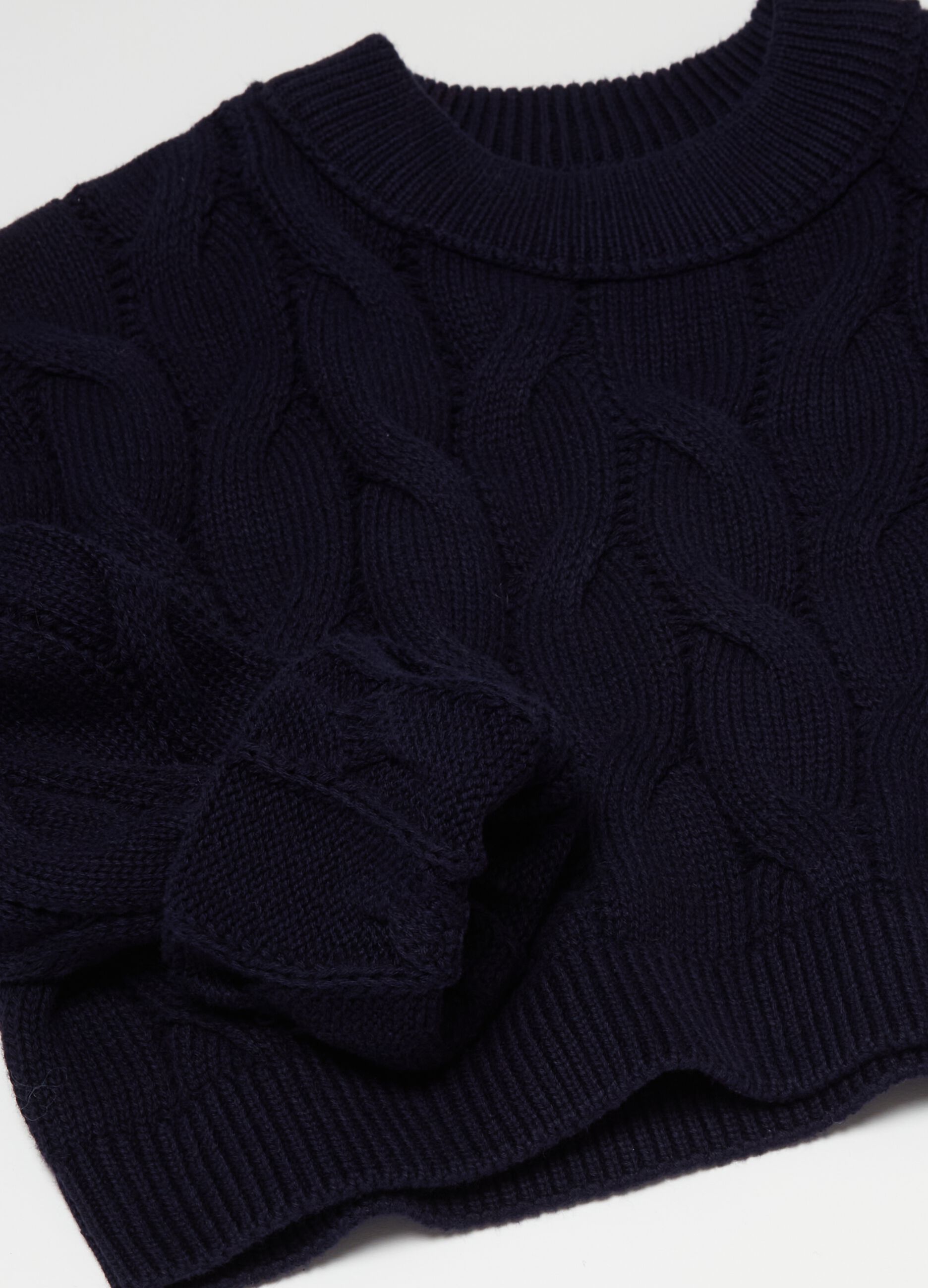 Cropped pullover with cable-knit design