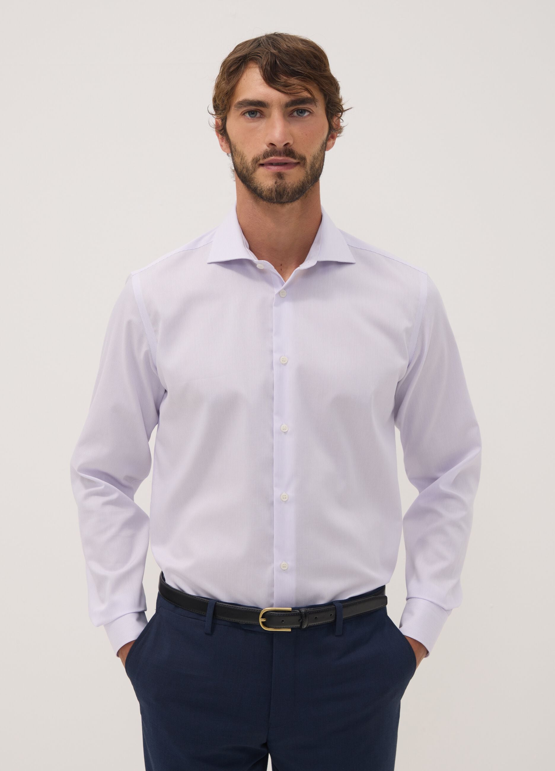 Camisa branca &agrave;s riscas em algod&atilde;o puro com colarinho franc&ecirc;s, corte slim, n&atilde;o precisa de passar a ferro