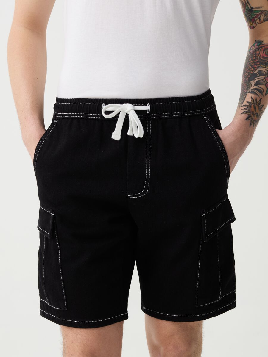 Denim Bermuda cargo shorts with contrasting stitching_1