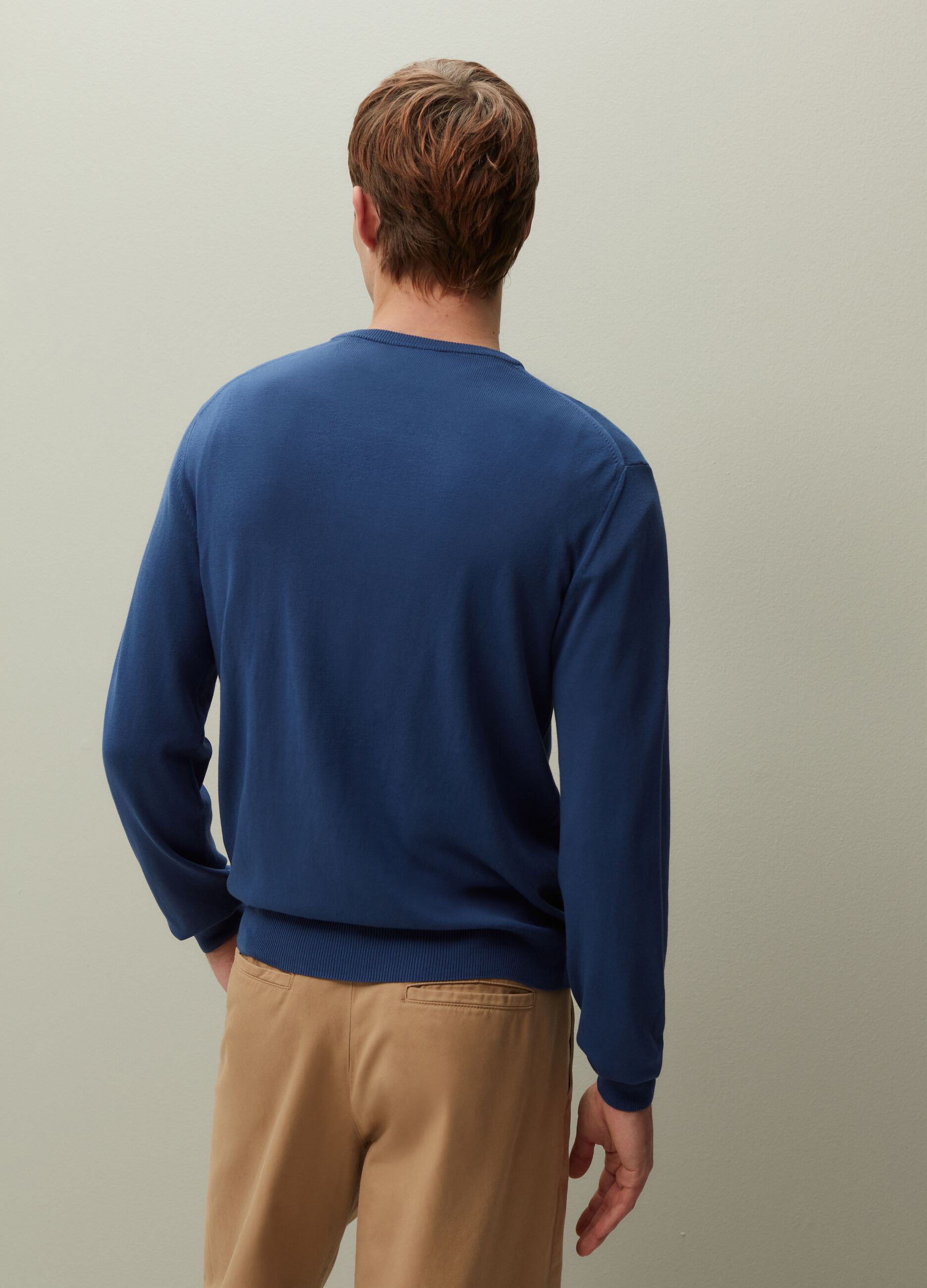 Solid colour pullover with round neck
