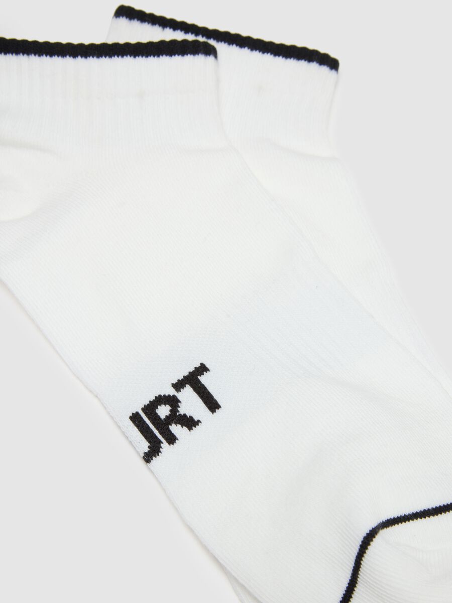 Zweierpack wei&szlig;e Sportkn&ouml;chelsocken aus Baumwollmischung mit Streifen_1