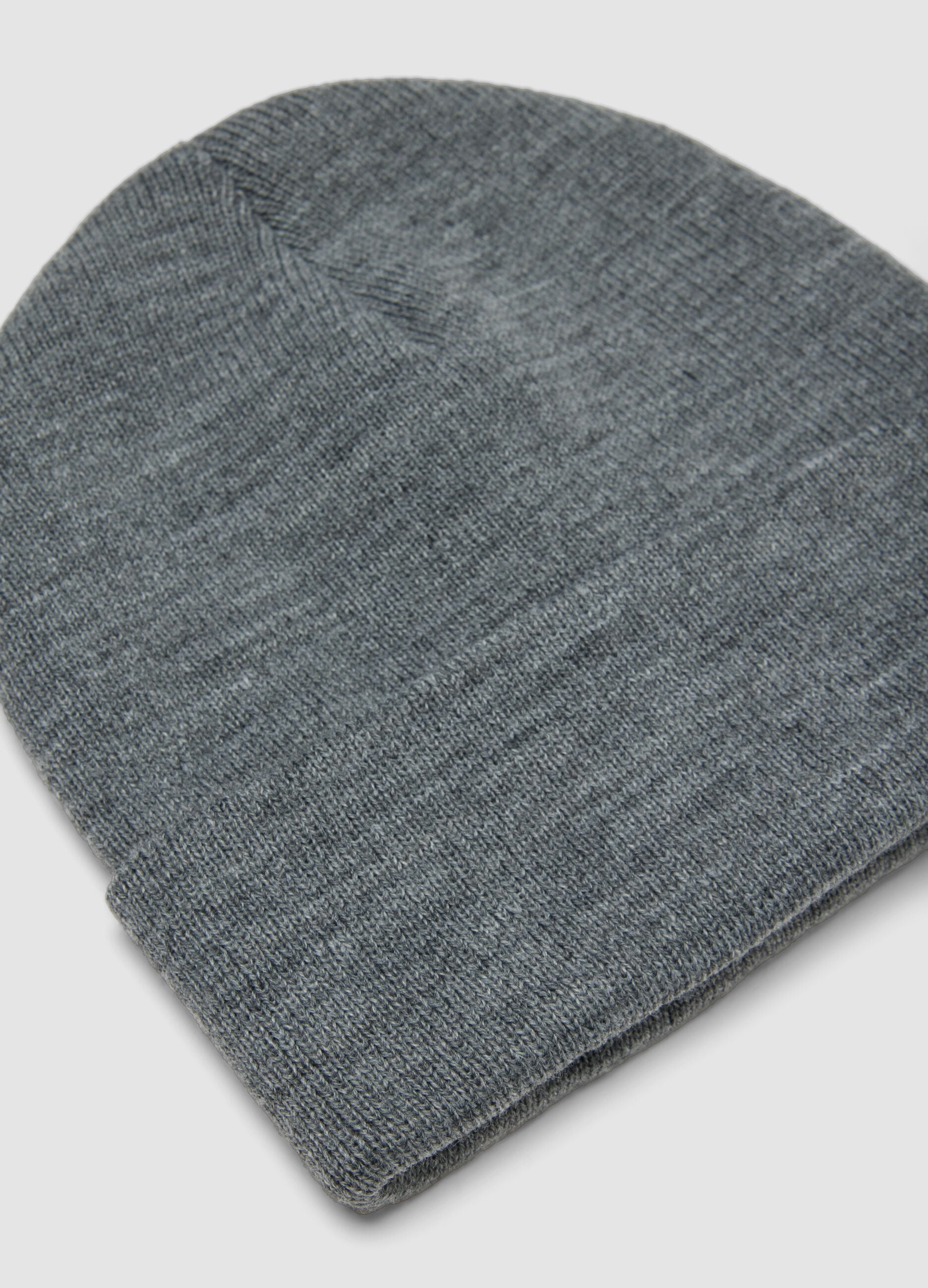 Graue Beanie aus Jerseystrick mit Umschlag