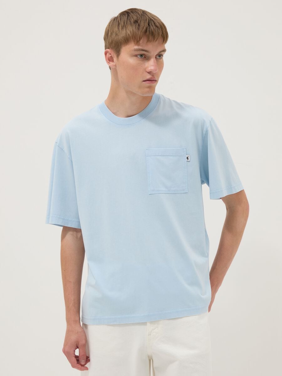 T-shirt azul-claro em algod&atilde;o puro com bolso no peito, corte regular_0